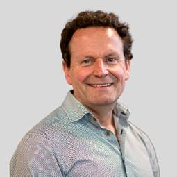 A person smiling at the camera

AI-generated content may be incorrect.